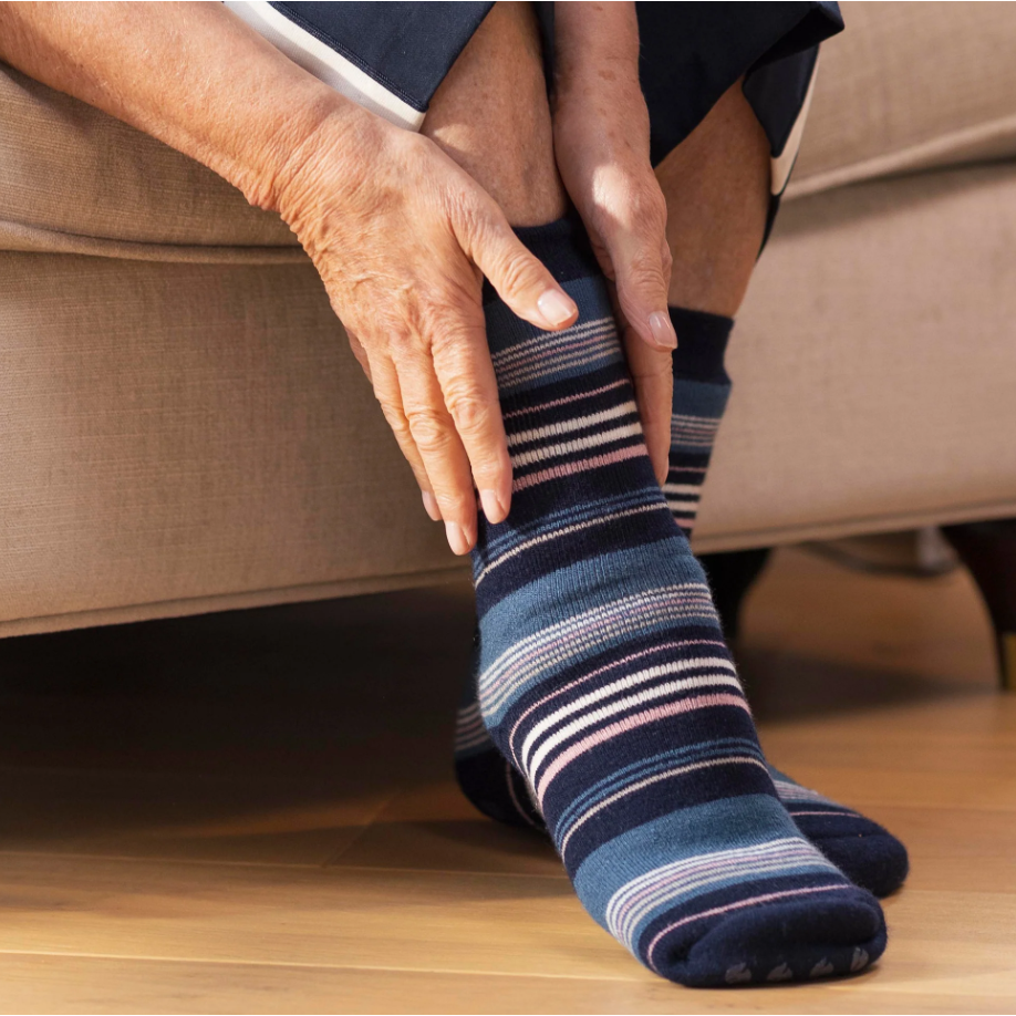 1 Pair Ladies Heat Holders Raynaud's Thermal Slipper Socks - Navy Stripe